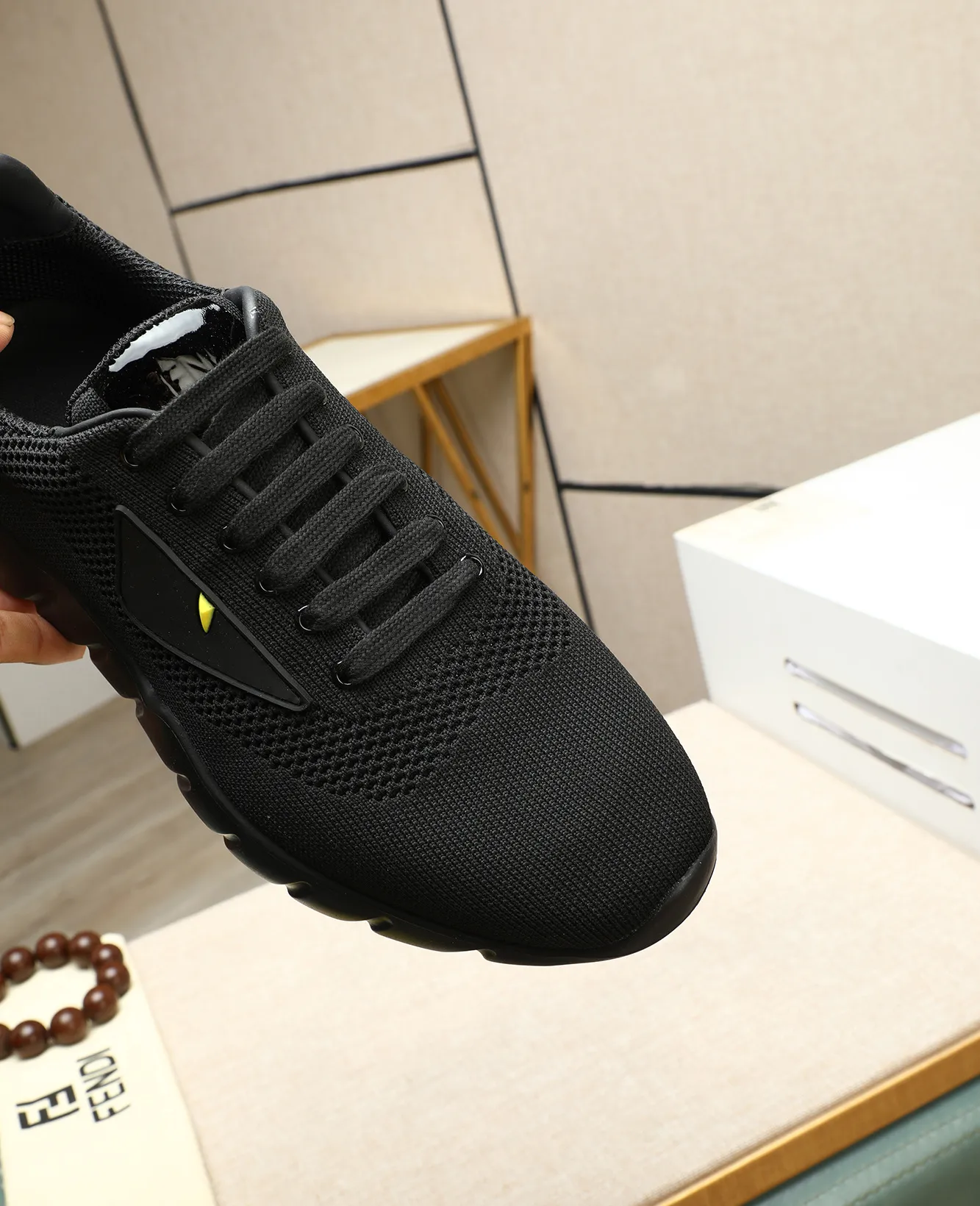 Men's Men's Shoes 💰680 Fendi Fendi's latest Tag series of men's casual mesh sports running shoes, originally purchased and developed, this Tag sports shoe is a one-leg sneaker, made of black high-tech mesh material with gray neoprene details. Oversized FENDI lettering on the side and translucent rubber details. Light and flexible rubber running shoe soles, beautifully packaged at the delivery counter, customized breathable lining, original molded foam rubber outsole, sole thickness: 3.5CM! Size: 39-44 (customized at 38.45.46)
